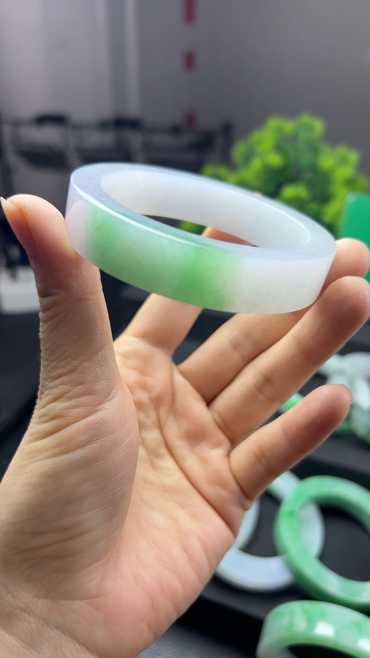 甄选高端翡翠精品手镯