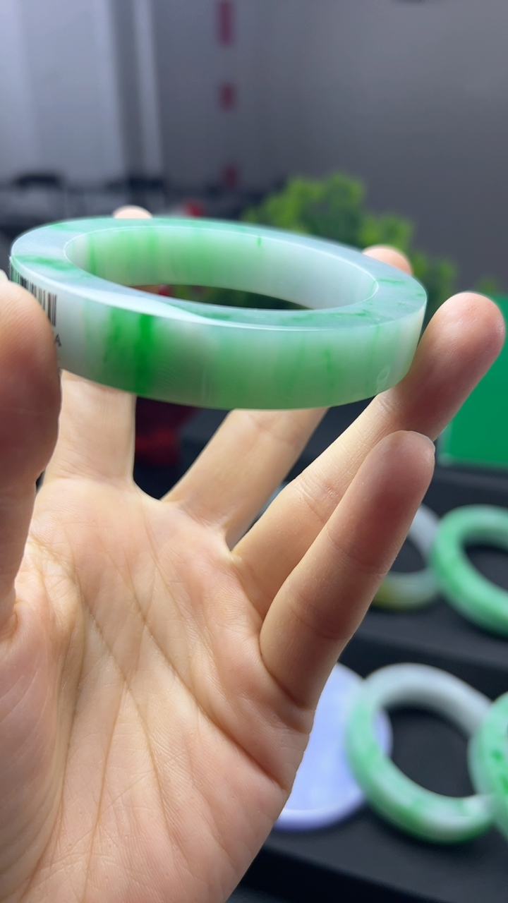 甄选高端翡翠精品手镯