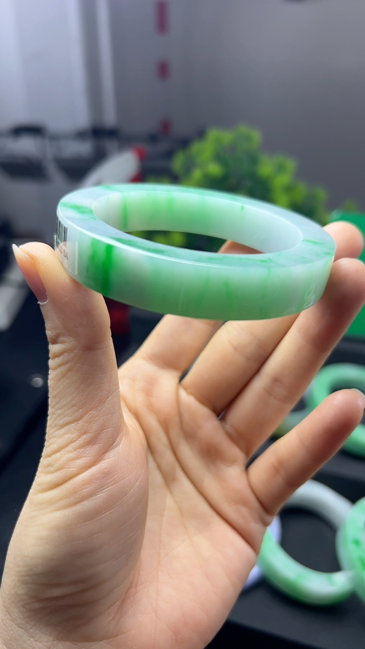 甄选高端翡翠精品手镯