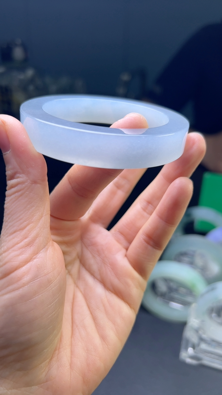 甄选高端翡翠精品手镯