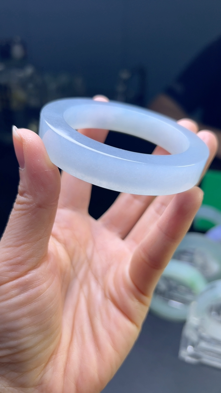 甄选高端翡翠精品手镯