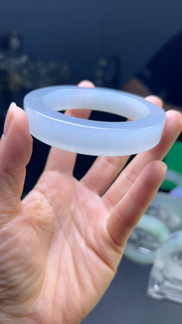 甄选高端翡翠精品手镯