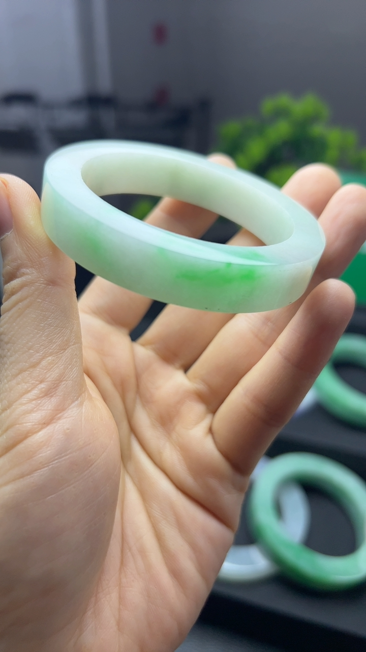 甄选高端翡翠精品手镯贵妃