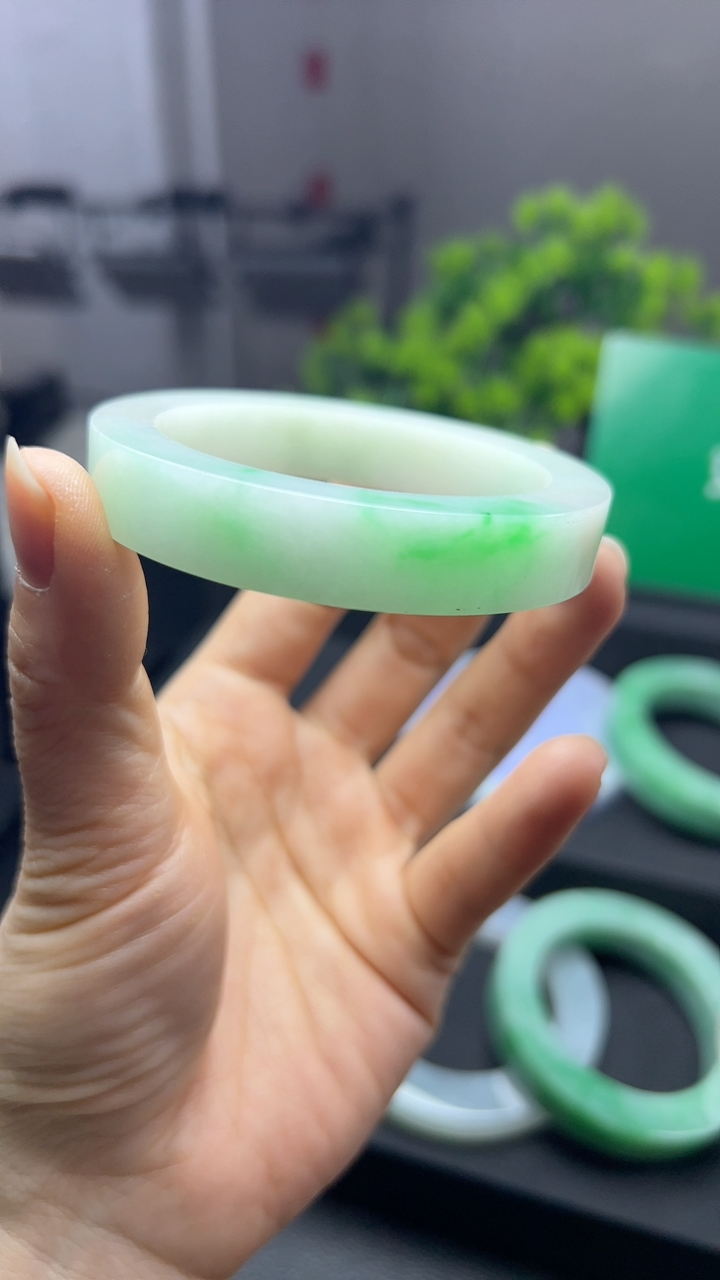 甄选高端翡翠精品手镯贵妃