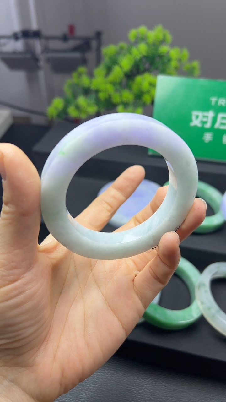 甄选高端翡翠精品手镯