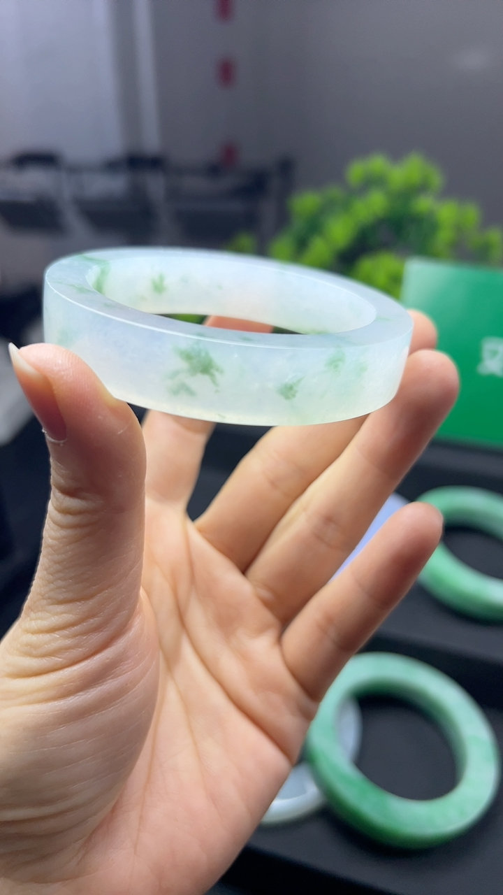 甄选高端翡翠精品手镯