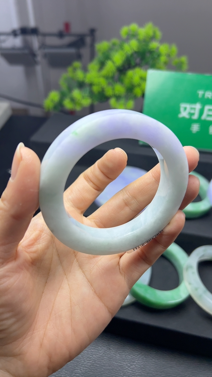 甄选高端翡翠精品手镯