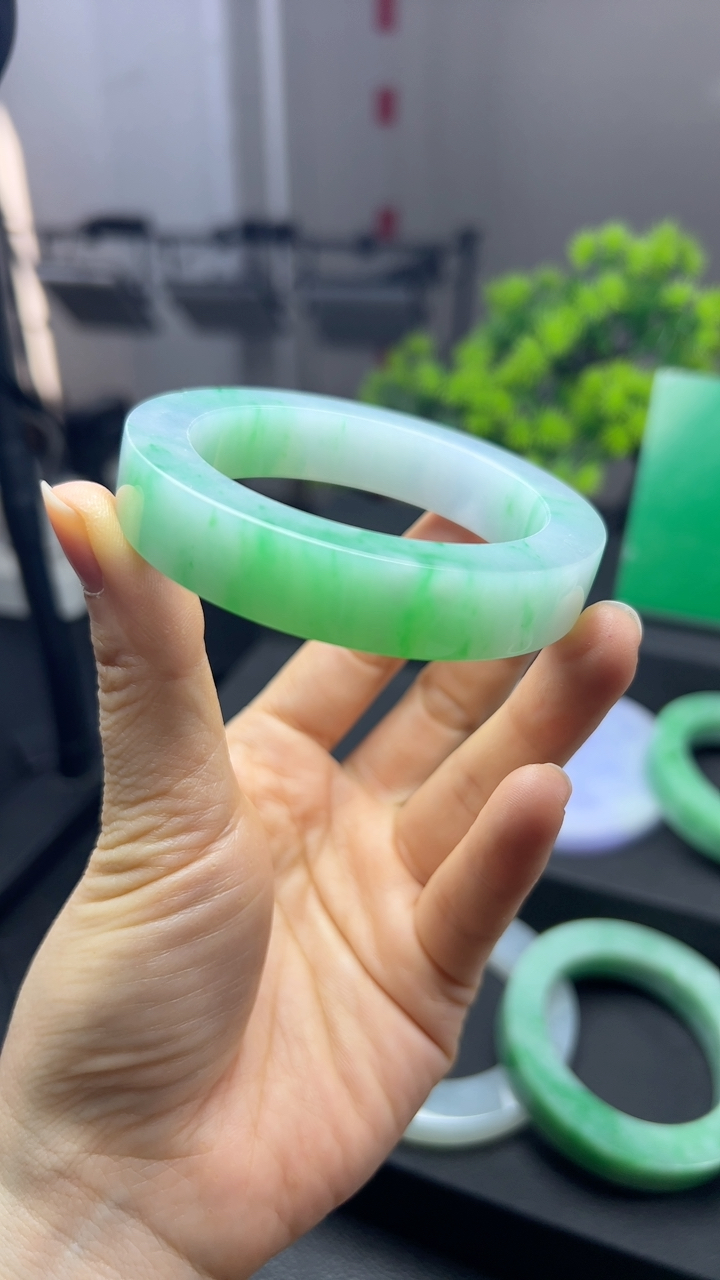 甄选高端翡翠精品手镯