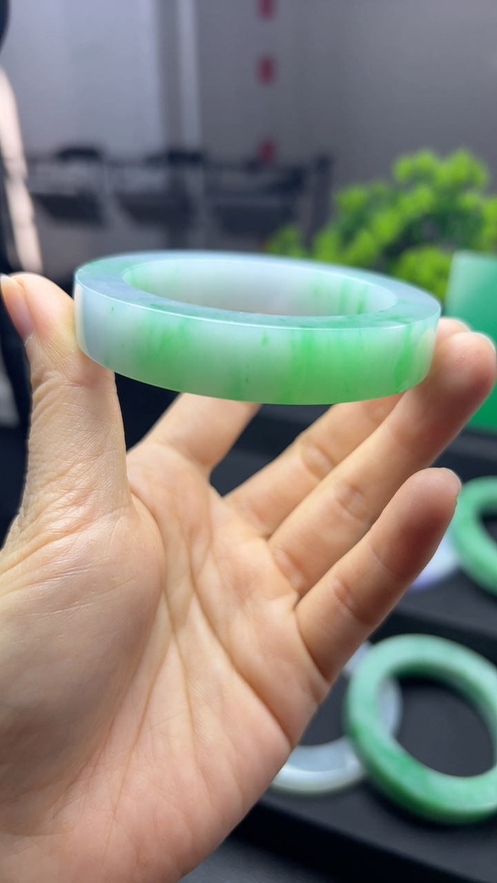甄选高端翡翠精品手镯
