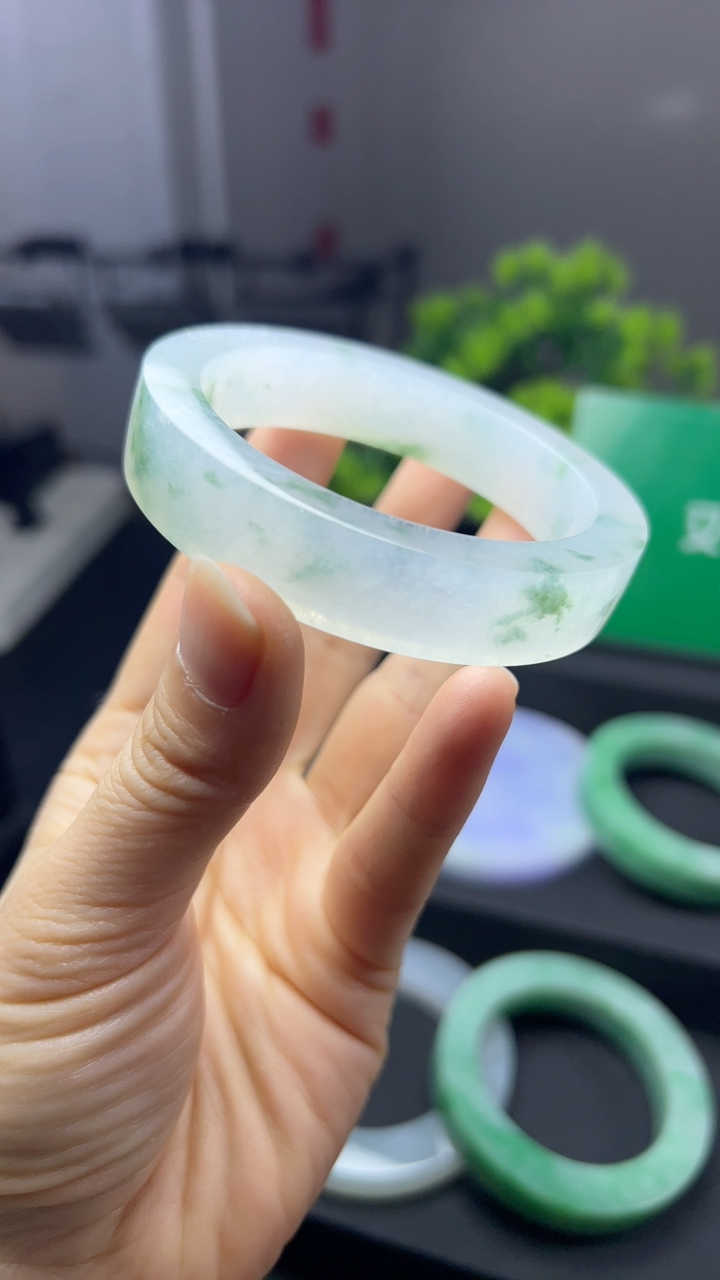 甄选高端翡翠精品手镯