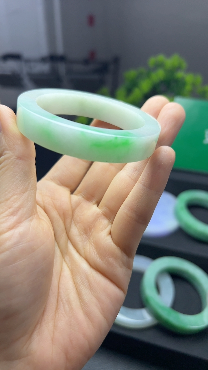 甄选高端翡翠精品手镯贵妃