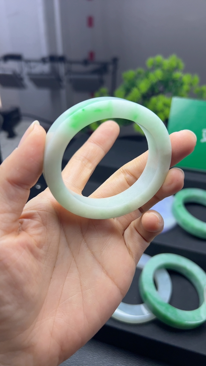 甄选高端翡翠精品手镯贵妃