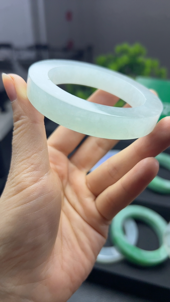 甄选高端翡翠精品手镯