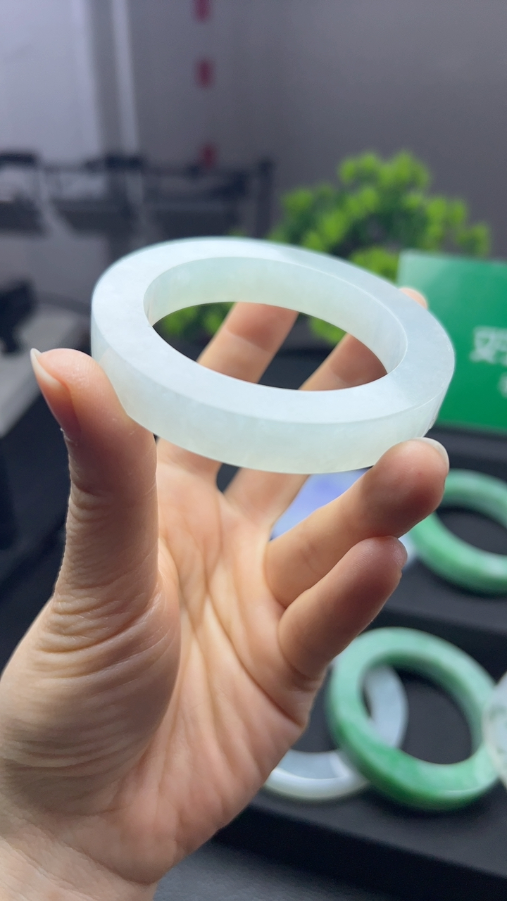 甄选高端翡翠精品手镯