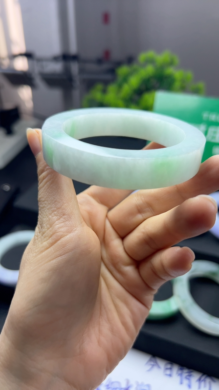 甄选高端翡翠精品手镯特价