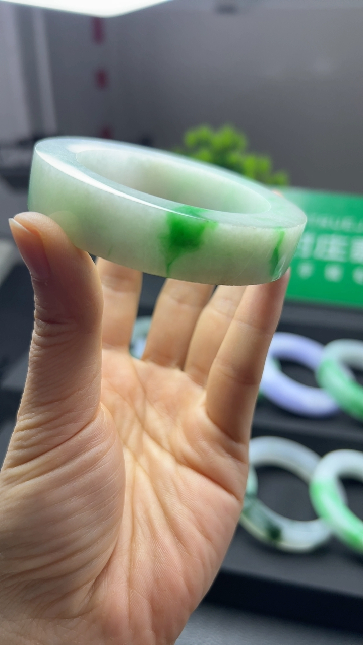 甄选高端翡翠精品手镯轮胎