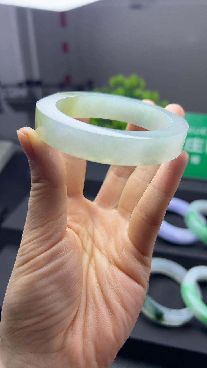 甄选高端翡翠精品手镯