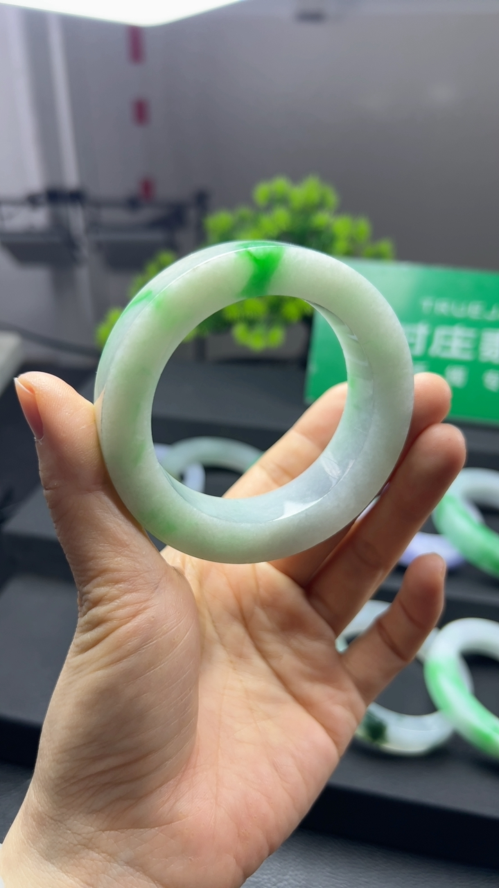 甄选高端翡翠精品手镯轮胎