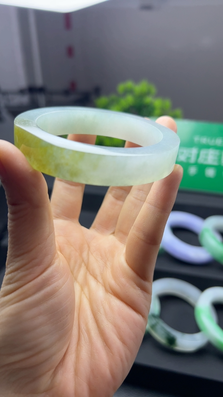 甄选高端翡翠精品手镯