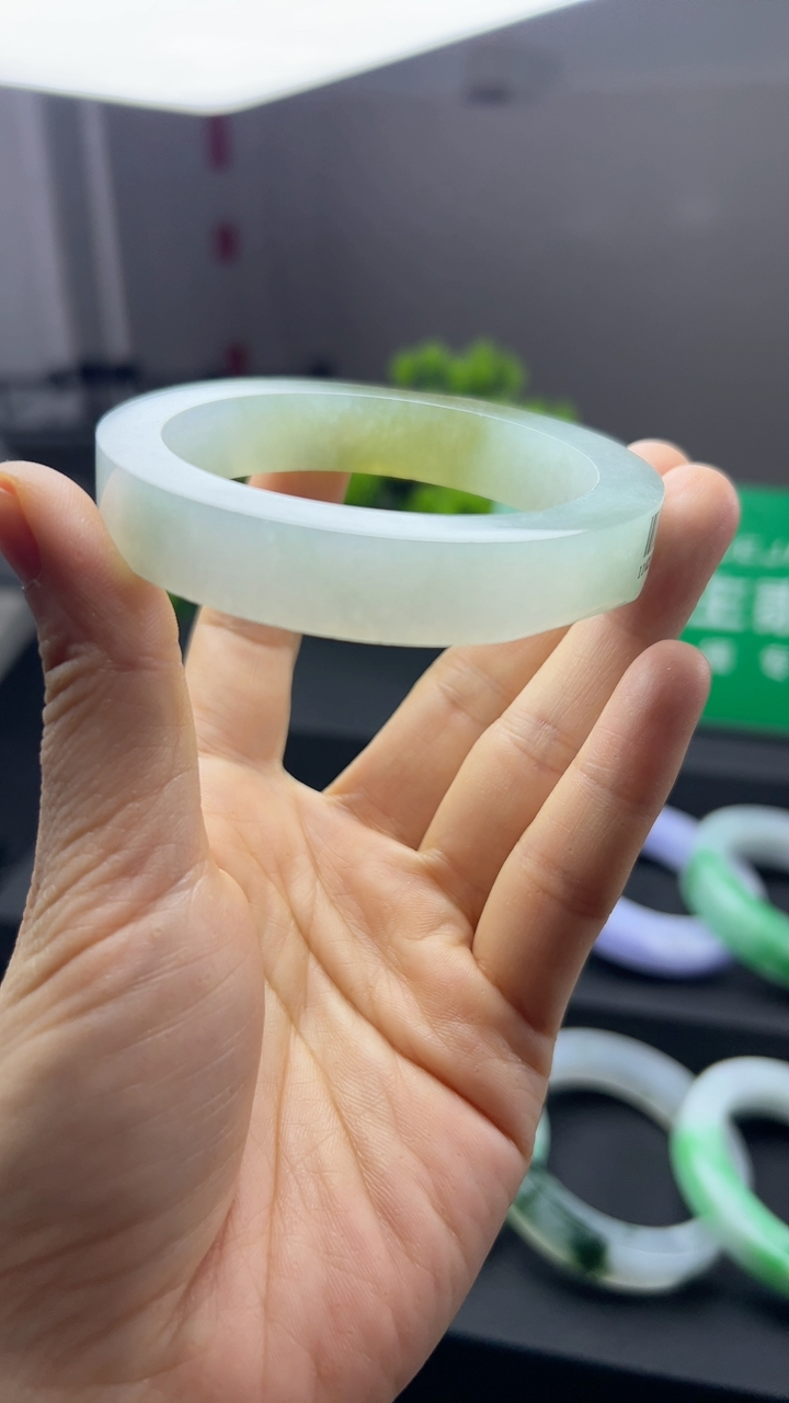 甄选高端翡翠精品手镯