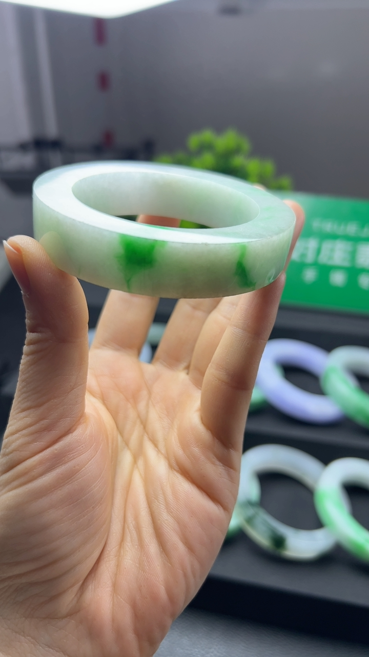 甄选高端翡翠精品手镯轮胎