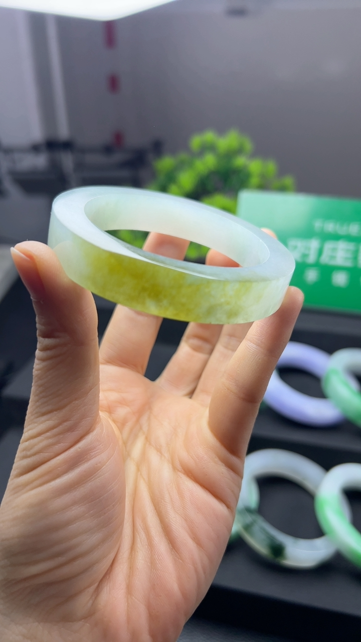 甄选高端翡翠精品手镯