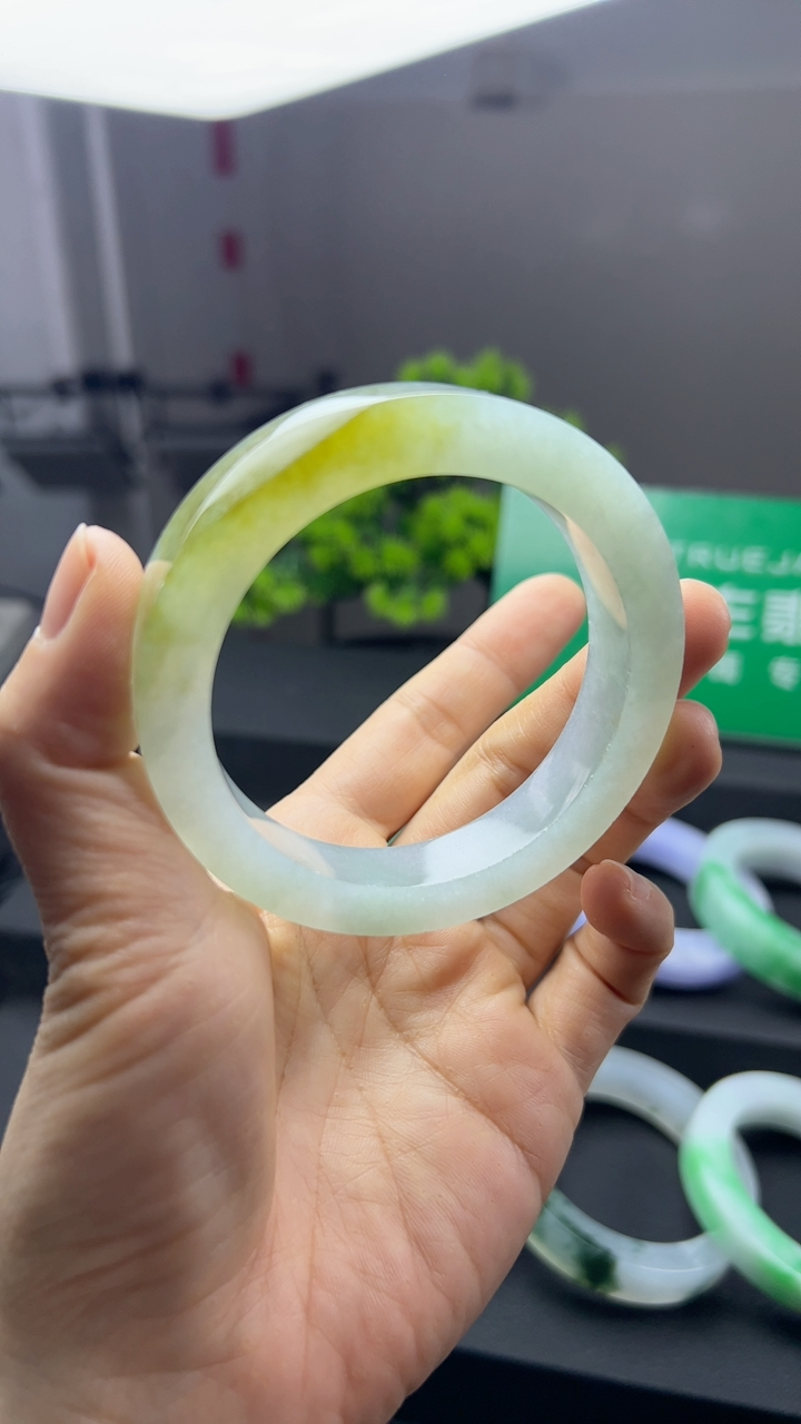 甄选高端翡翠精品手镯