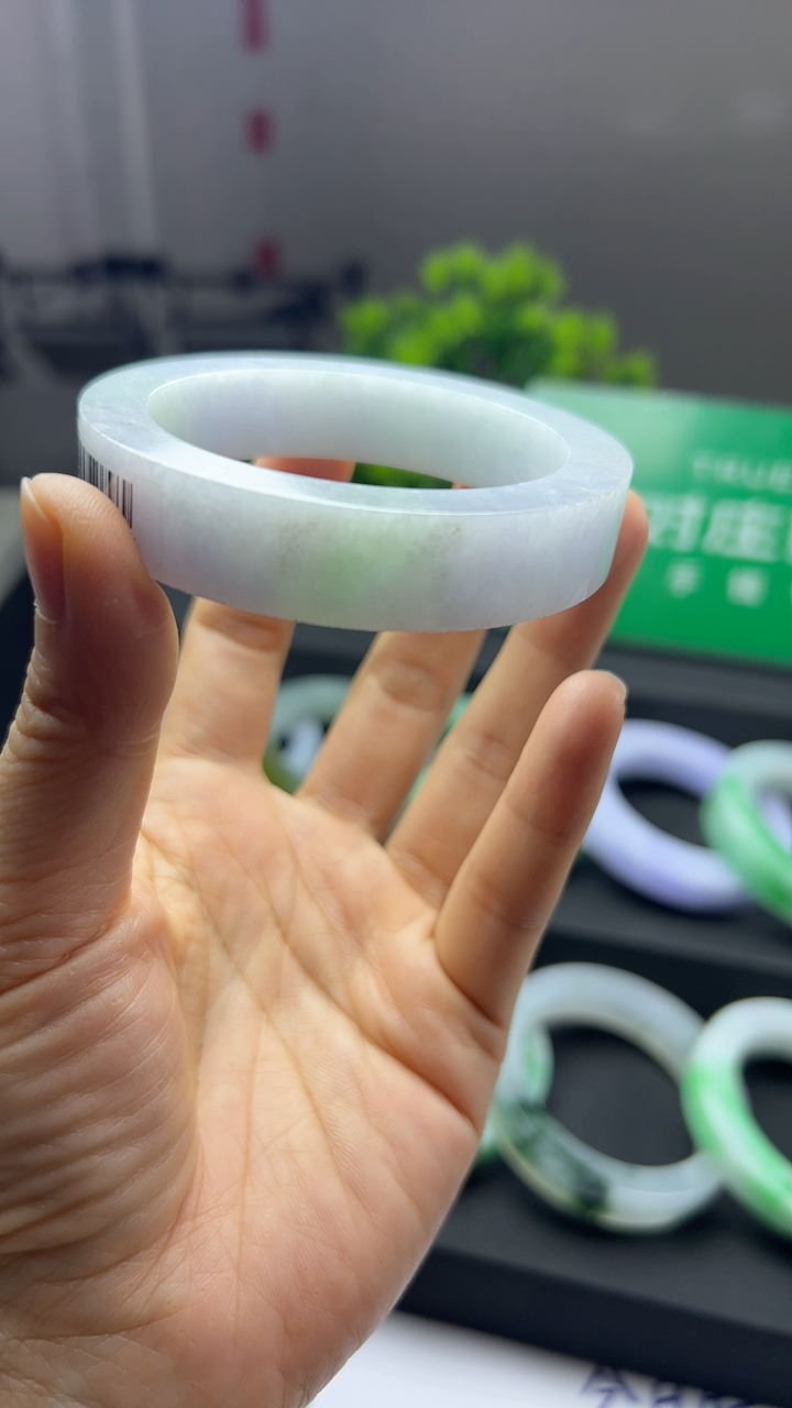 甄选高端翡翠精品手镯