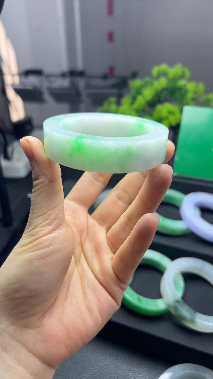 甄选高端翡翠精品手镯