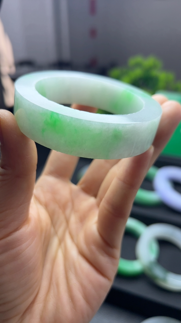 甄选高端翡翠精品手镯