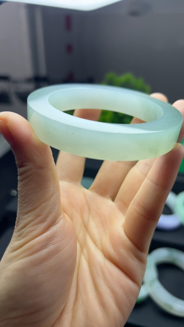 甄选高端翡翠精品手镯