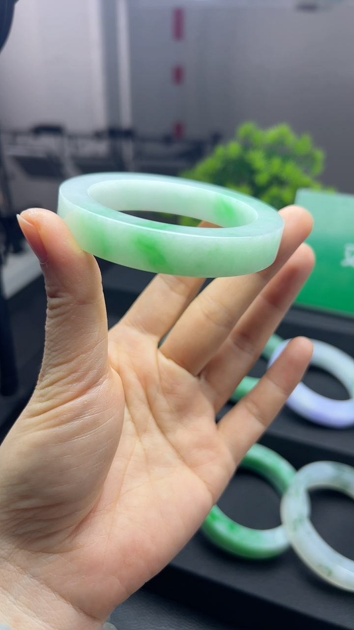 甄选高端翡翠精品手镯
