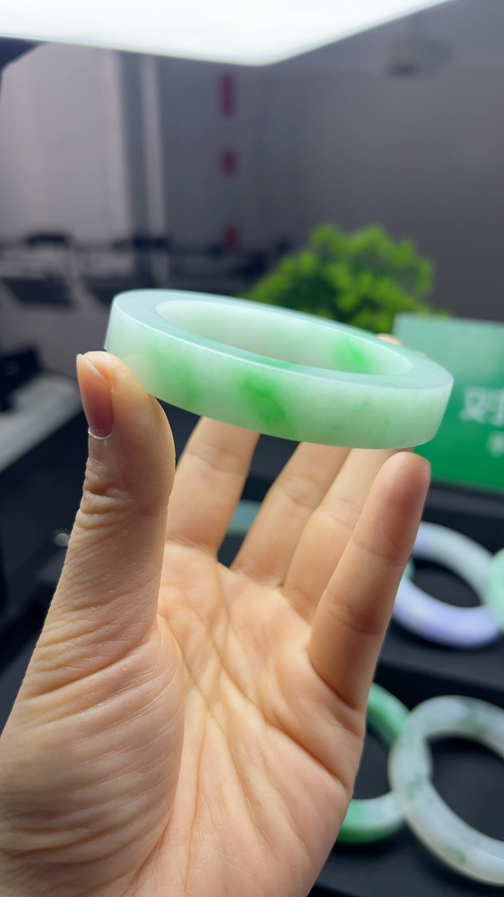 甄选高端翡翠精品手镯