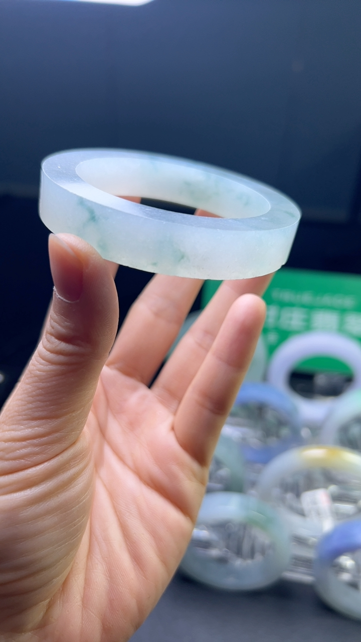 甄选高端翡翠精品手镯