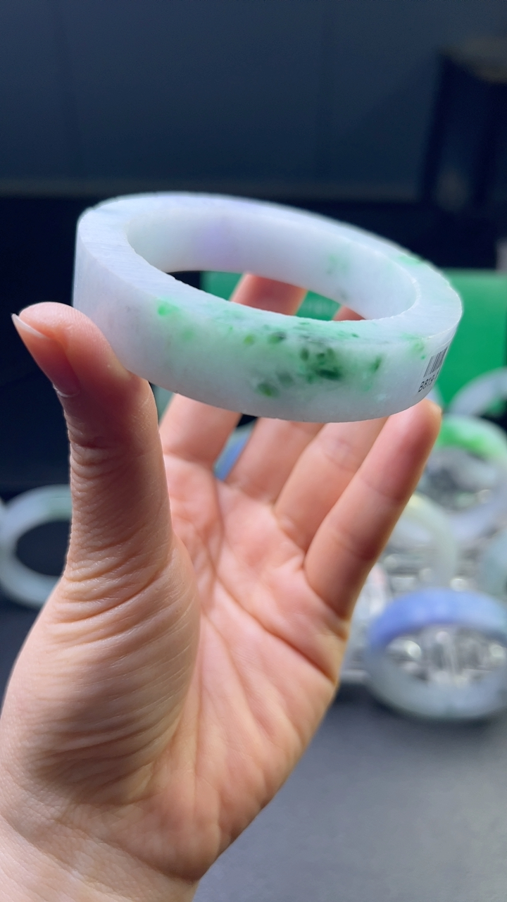 甄选高端翡翠精品手镯