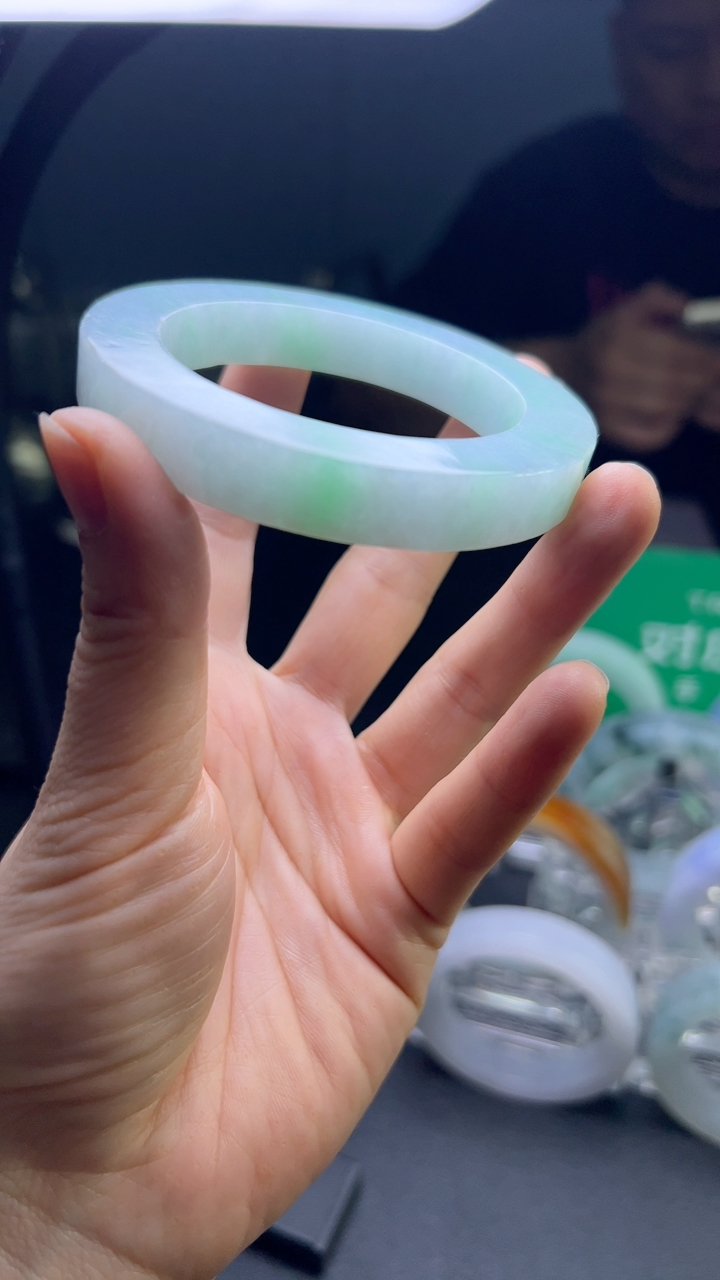 甄选高端翡翠精品手镯