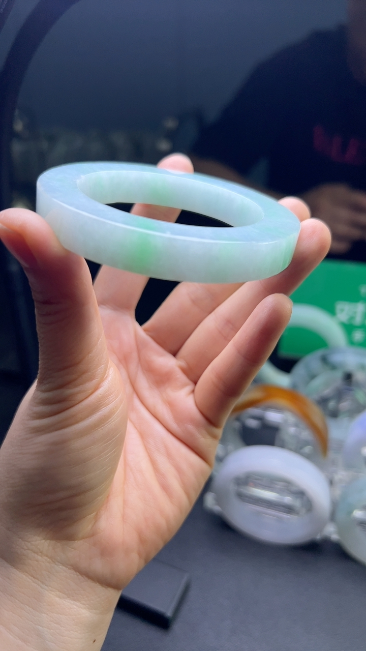 甄选高端翡翠精品手镯