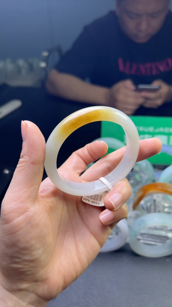 甄选高端翡翠精品手镯