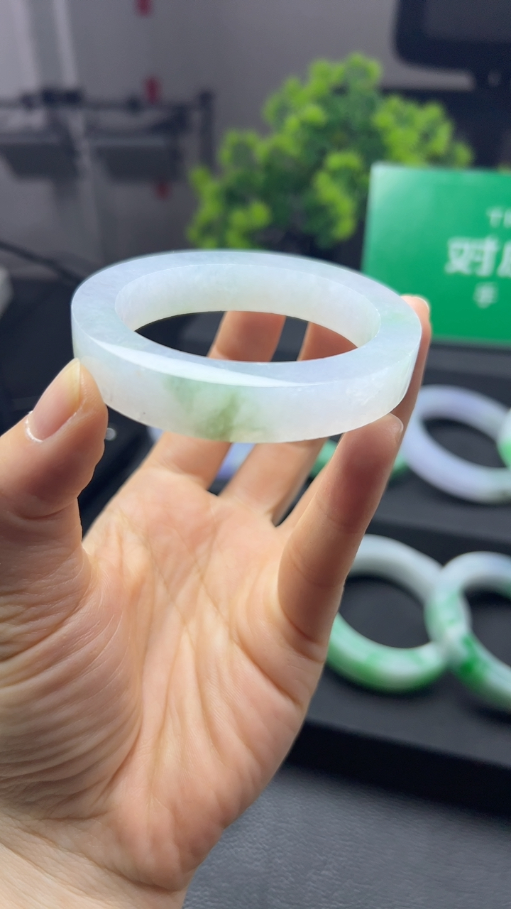 甄选高端翡翠精品手镯