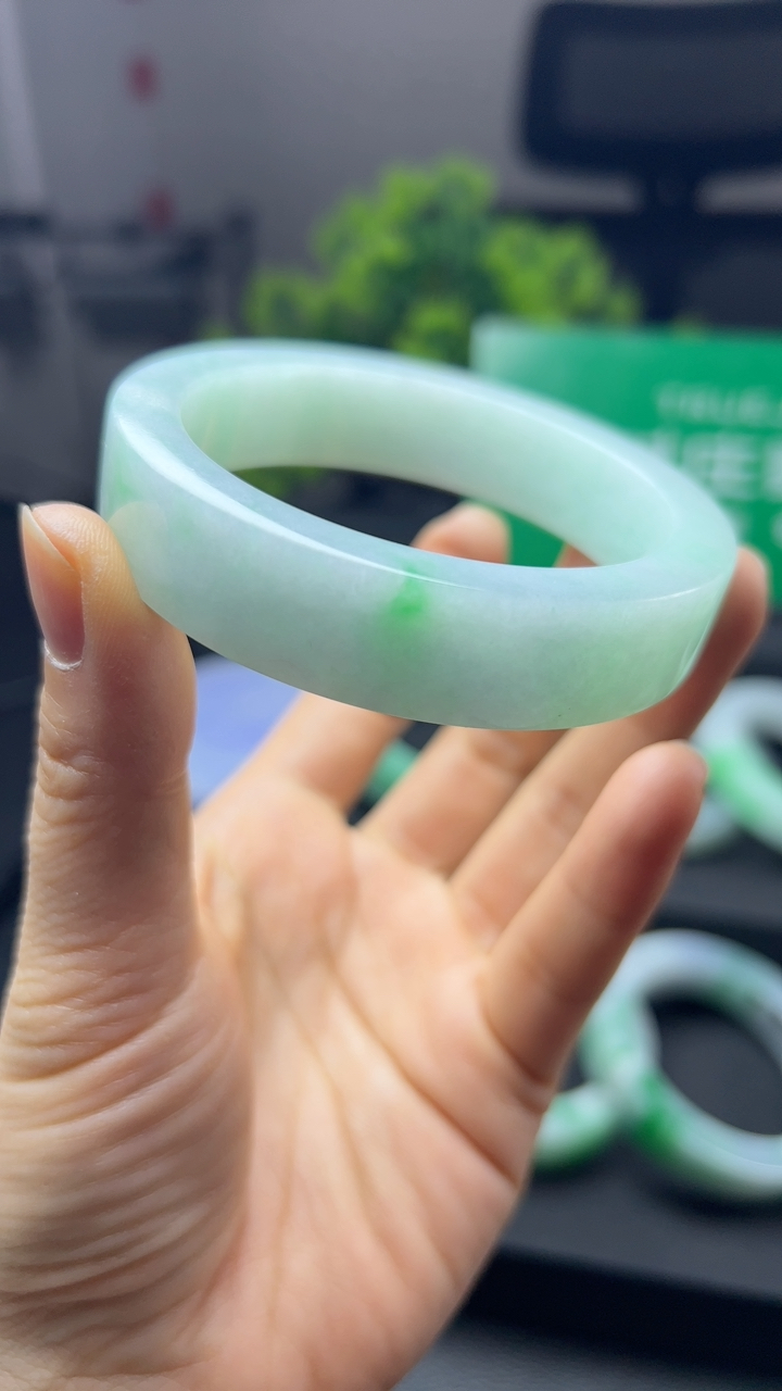 甄选高端翡翠精品手镯