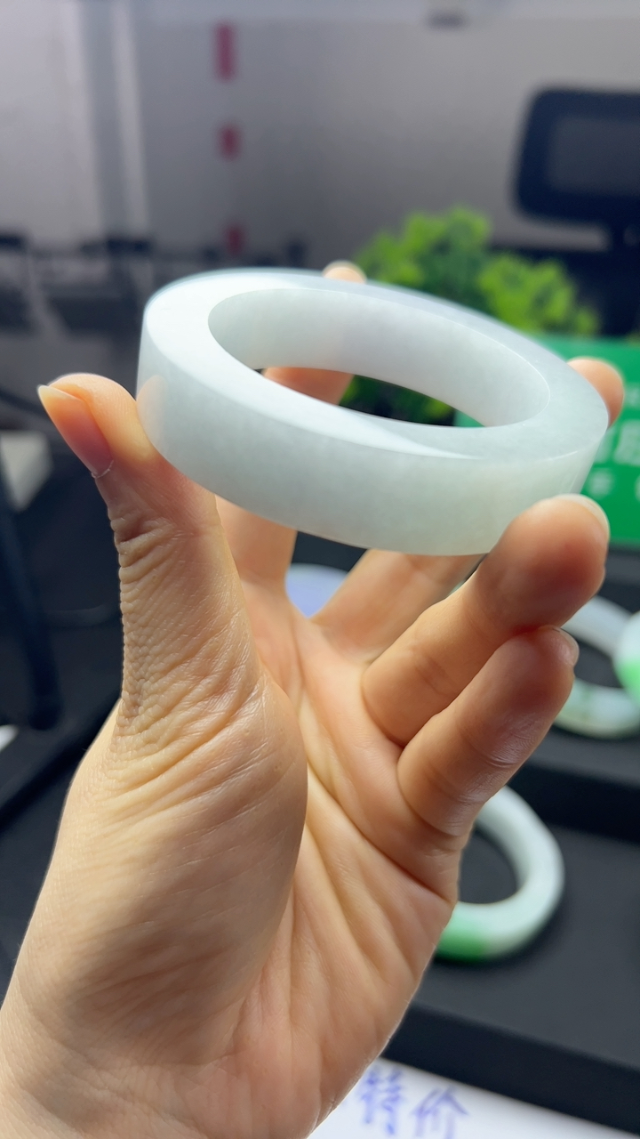 甄选高端翡翠精品手镯轮胎特价