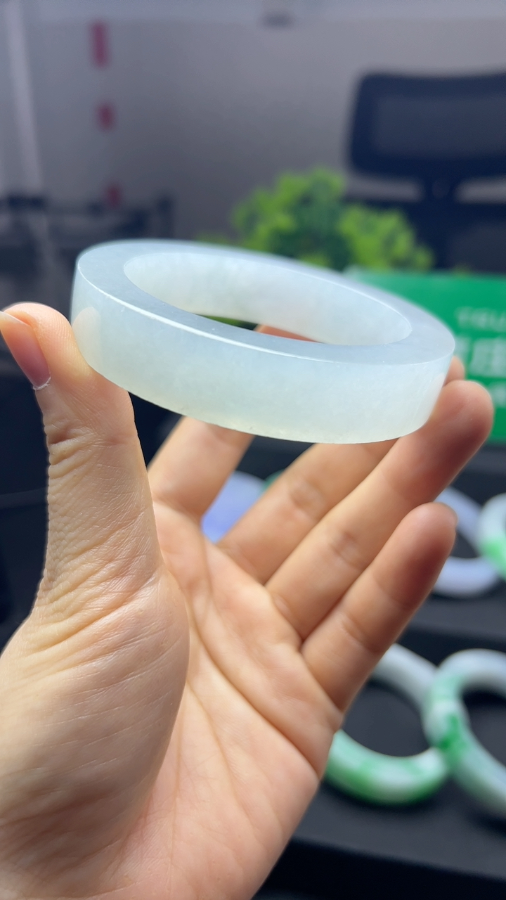 甄选高端翡翠精品手镯