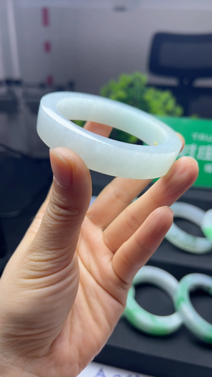 甄选高端翡翠精品手镯