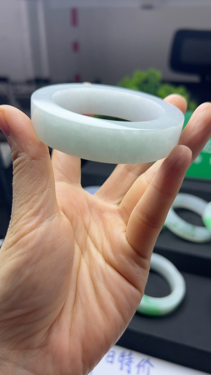 甄选高端翡翠精品手镯轮胎特价