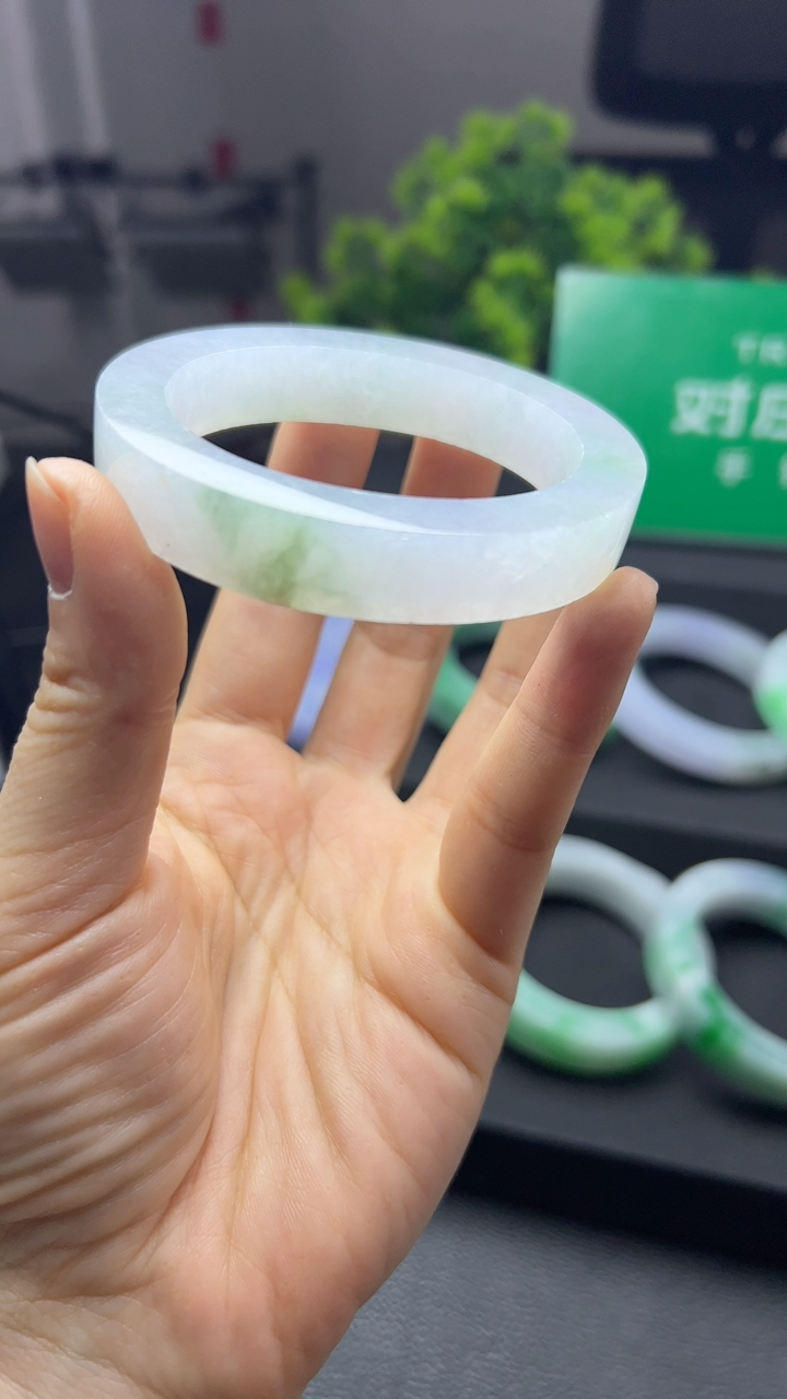 甄选高端翡翠精品手镯