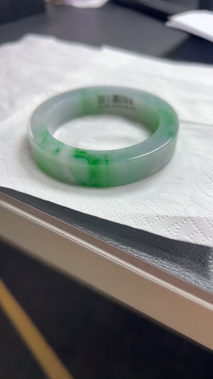 甄选高端翡翠精品手镯
