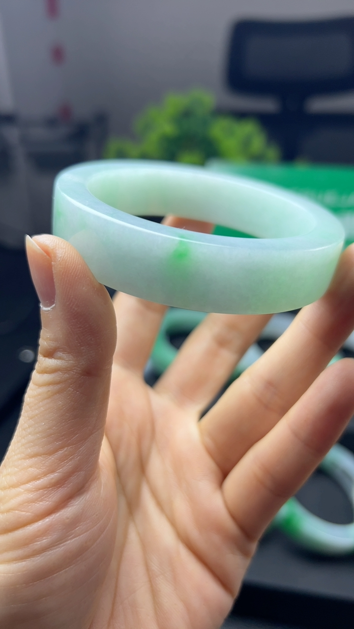 甄选高端翡翠精品手镯