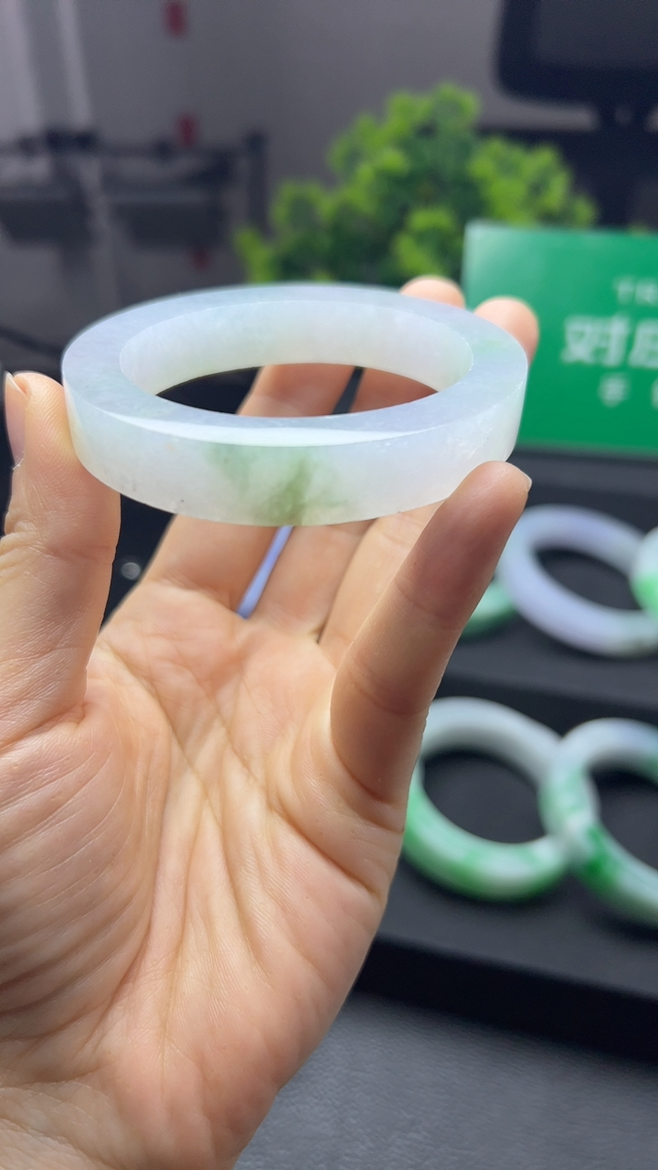 甄选高端翡翠精品手镯