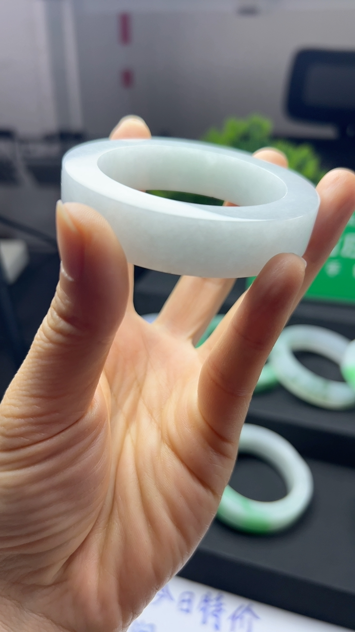 甄选高端翡翠精品手镯轮胎特价