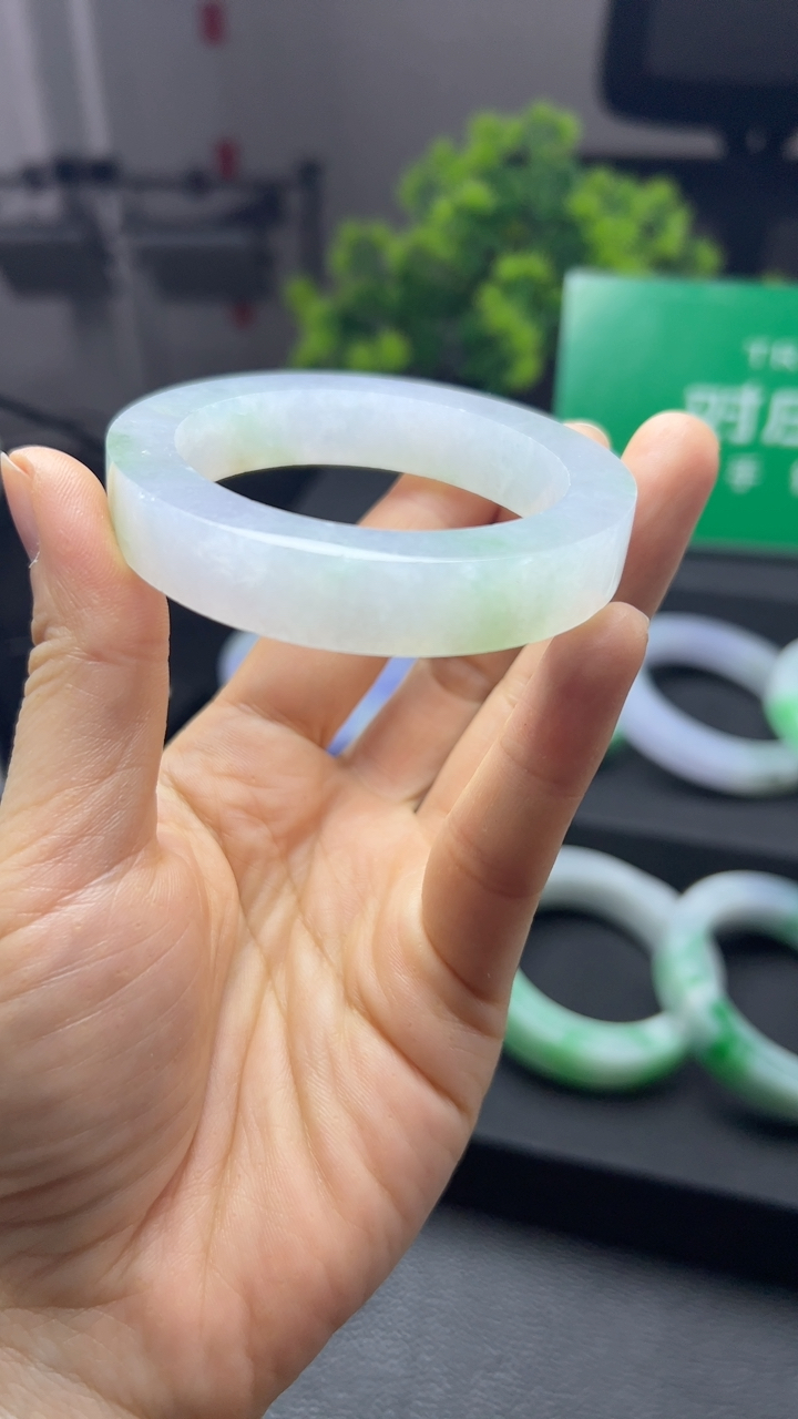 甄选高端翡翠精品手镯